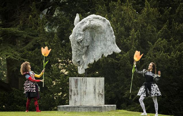 英國(guó)查茨沃斯庄园举办艺术雕塑展 “悬浮马头”超逼真