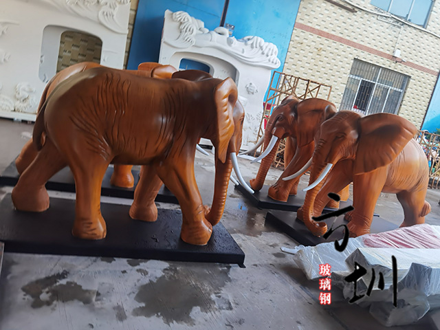 转木(mù)纹玻璃钢动物(wù)大象雕塑