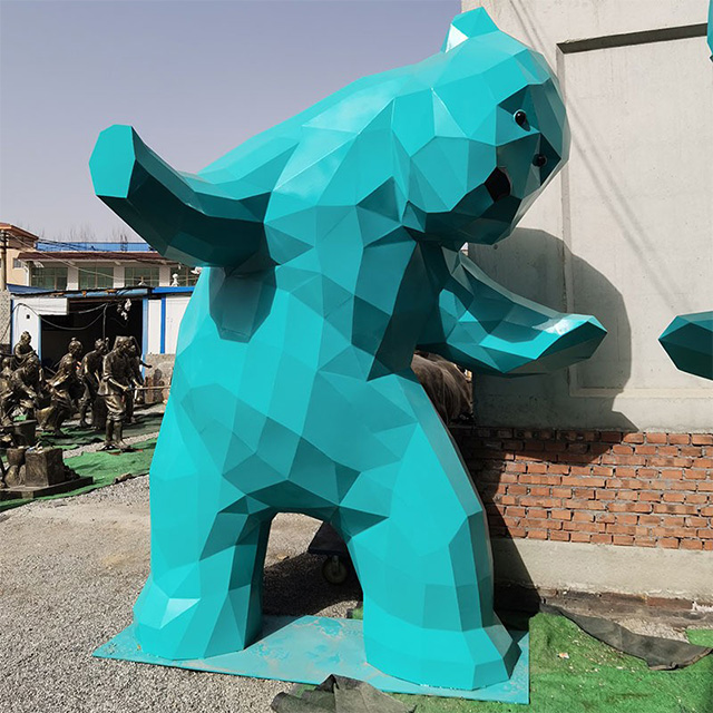 菱形切面玻璃钢卡通熊动物(wù)雕塑