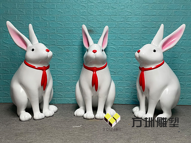 商(shāng)场小(xiǎo)區(qū)玻璃钢兔子组合雕塑