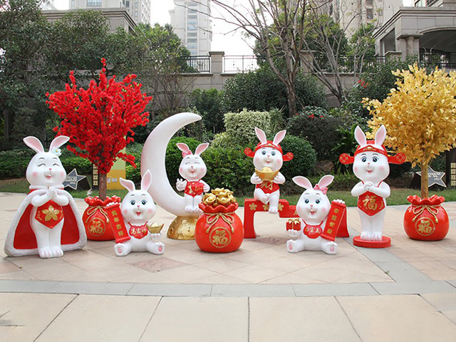 2023年兔年玻璃钢卡通恭贺新(xīn)春雕塑