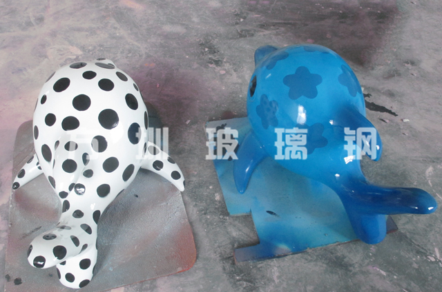 深圳學(xué)校定制玻璃钢小(xiǎo)海豚雕塑美化校园环境