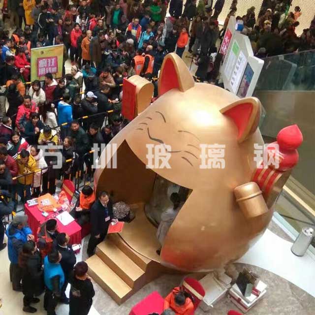 方圳大型玻璃钢招财猫雕塑现身新(xīn)华联开业活动现场